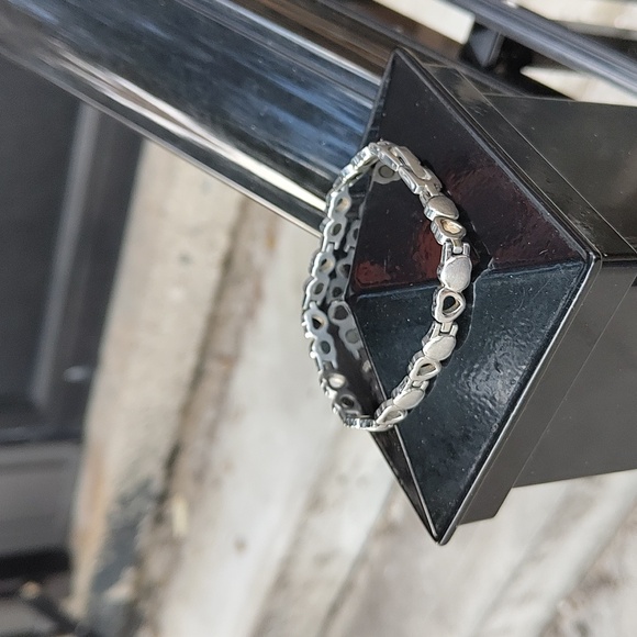 Alternating hearts with one red heart magnetic bracelet with clasp - Picture 3 of 3